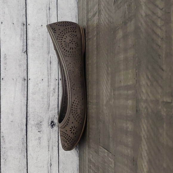 Sun & Stone-Sophia Sunburst Perforated Round Toe Slip-On Flats Brown Size 6M - Picture 6 of 9